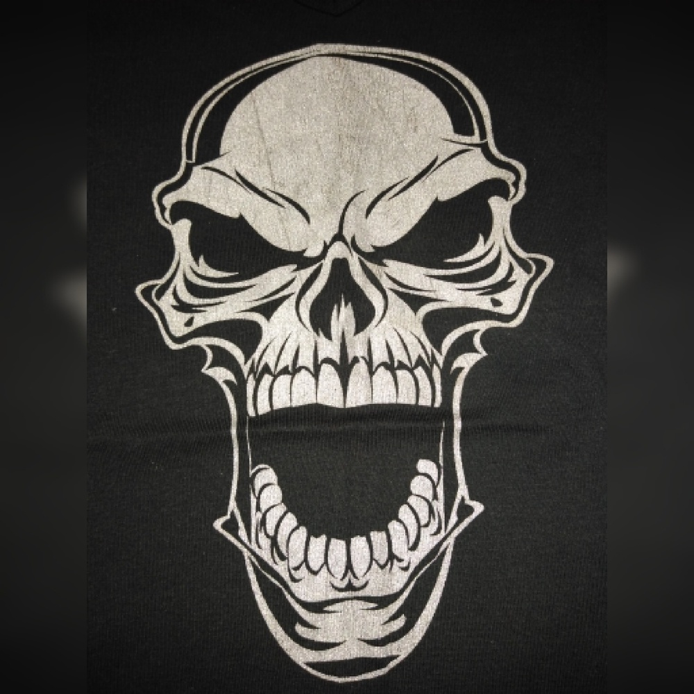 Bella silver skull print, black tee,size "M"
